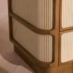 özel üretim komodin, özel ölçü mobilya, sipariş mobilya, ısmarlama komodin, masif ahşap komodin, mermer tablalı komodin, coastal tarz komodin, minimal tasarım komodin, modern chic komodin, çizgili desenli komodin, lüks yatak odası mobilyası, el işçiliği komodin, Soho Home komodin, Soho House interior, Urban Outfitters home tarzı komodin, Anthropologie home mobilya, Zara Home komodin, retro modern komodin, dairesel kulplu komodin