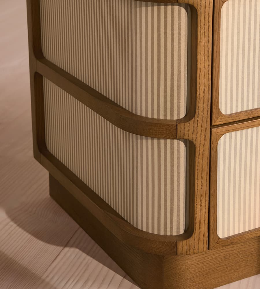 özel üretim komodin, özel ölçü mobilya, sipariş mobilya, ısmarlama komodin, masif ahşap komodin, mermer tablalı komodin, coastal tarz komodin, minimal tasarım komodin, modern chic komodin, çizgili desenli komodin, lüks yatak odası mobilyası, el işçiliği komodin, Soho Home komodin, Soho House interior, Urban Outfitters home tarzı komodin, Anthropologie home mobilya, Zara Home komodin, retro modern komodin, dairesel kulplu komodin