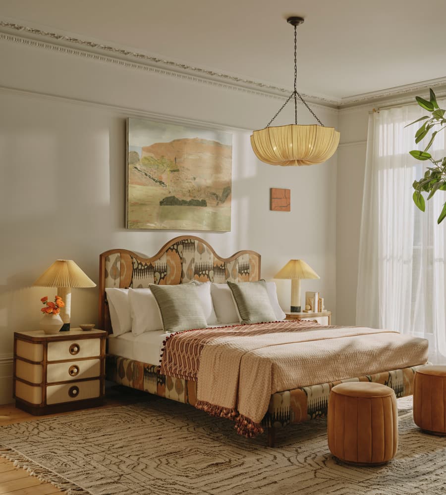 özel üretim komodin, özel ölçü mobilya, sipariş mobilya, ısmarlama komodin, masif ahşap komodin, mermer tablalı komodin, coastal tarz komodin, minimal tasarım komodin, modern chic komodin, çizgili desenli komodin, lüks yatak odası mobilyası, el işçiliği komodin, Soho Home komodin, Soho House interior, Urban Outfitters home tarzı komodin, Anthropologie home mobilya, Zara Home komodin, retro modern komodin, dairesel kulplu komodin