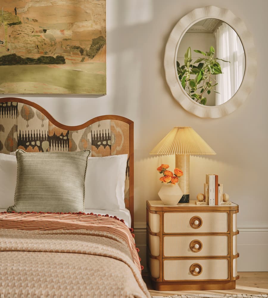 özel üretim komodin, özel ölçü mobilya, sipariş mobilya, ısmarlama komodin, masif ahşap komodin, mermer tablalı komodin, coastal tarz komodin, minimal tasarım komodin, modern chic komodin, çizgili desenli komodin, lüks yatak odası mobilyası, el işçiliği komodin, Soho Home komodin, Soho House interior, Urban Outfitters home tarzı komodin, Anthropologie home mobilya, Zara Home komodin, retro modern komodin, dairesel kulplu komodin