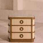 özel üretim komodin, özel ölçü mobilya, sipariş mobilya, ısmarlama komodin, masif ahşap komodin, mermer tablalı komodin, coastal tarz komodin, minimal tasarım komodin, modern chic komodin, çizgili desenli komodin, lüks yatak odası mobilyası, el işçiliği komodin, Soho Home komodin, Soho House interior, Urban Outfitters home tarzı komodin, Anthropologie home mobilya, Zara Home komodin, retro modern komodin, dairesel kulplu komodin