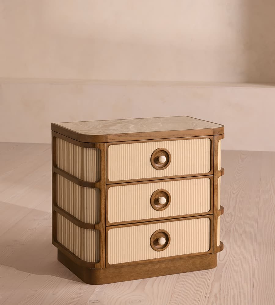 özel üretim komodin, özel ölçü mobilya, sipariş mobilya, ısmarlama komodin, masif ahşap komodin, mermer tablalı komodin, coastal tarz komodin, minimal tasarım komodin, modern chic komodin, çizgili desenli komodin, lüks yatak odası mobilyası, el işçiliği komodin, Soho Home komodin, Soho House interior, Urban Outfitters home tarzı komodin, Anthropologie home mobilya, Zara Home komodin, retro modern komodin, dairesel kulplu komodin