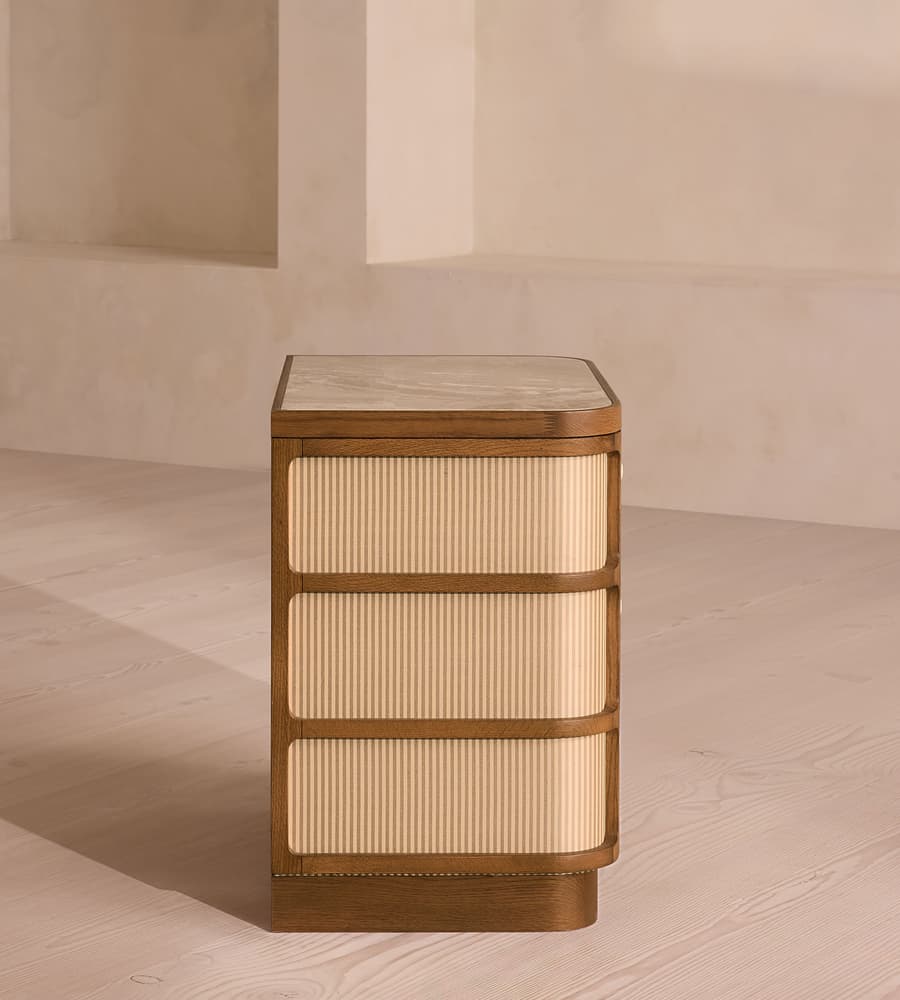 özel üretim komodin, özel ölçü mobilya, sipariş mobilya, ısmarlama komodin, masif ahşap komodin, mermer tablalı komodin, coastal tarz komodin, minimal tasarım komodin, modern chic komodin, çizgili desenli komodin, lüks yatak odası mobilyası, el işçiliği komodin, Soho Home komodin, Soho House interior, Urban Outfitters home tarzı komodin, Anthropologie home mobilya, Zara Home komodin, retro modern komodin, dairesel kulplu komodin