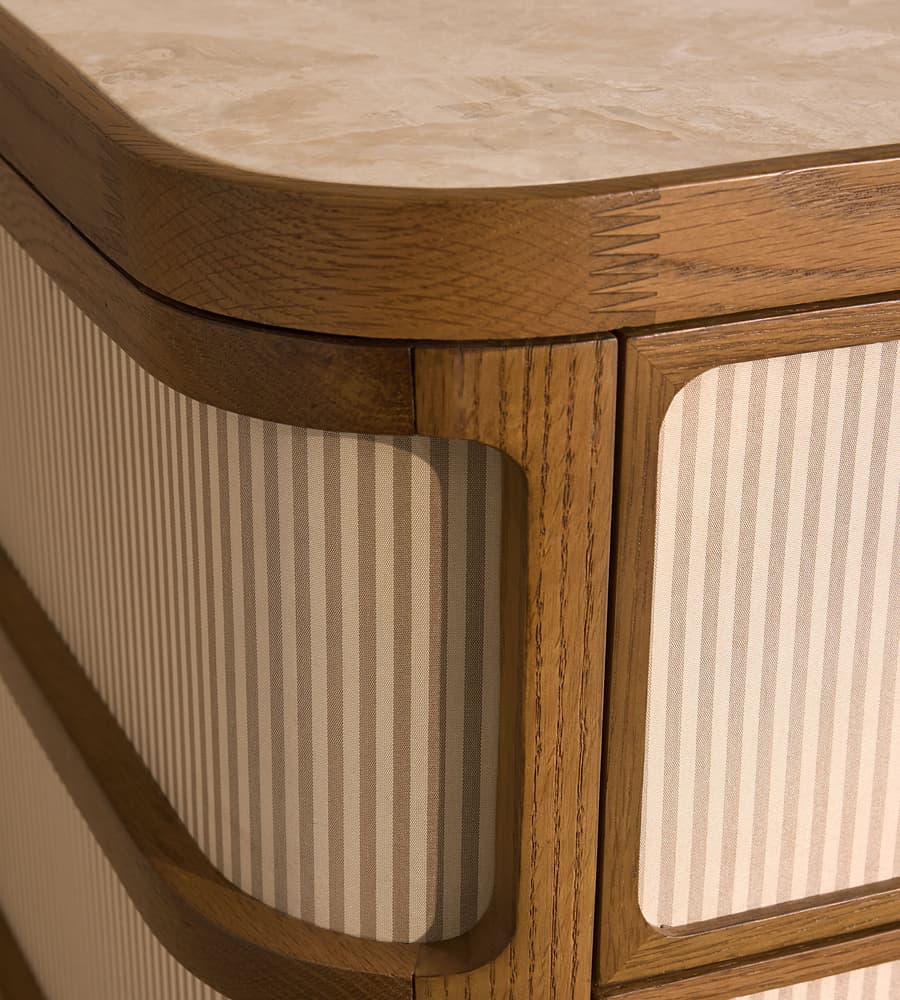 özel üretim komodin, özel ölçü mobilya, sipariş mobilya, ısmarlama komodin, masif ahşap komodin, mermer tablalı komodin, coastal tarz komodin, minimal tasarım komodin, modern chic komodin, çizgili desenli komodin, lüks yatak odası mobilyası, el işçiliği komodin, Soho Home komodin, Soho House interior, Urban Outfitters home tarzı komodin, Anthropologie home mobilya, Zara Home komodin, retro modern komodin, dairesel kulplu komodin
