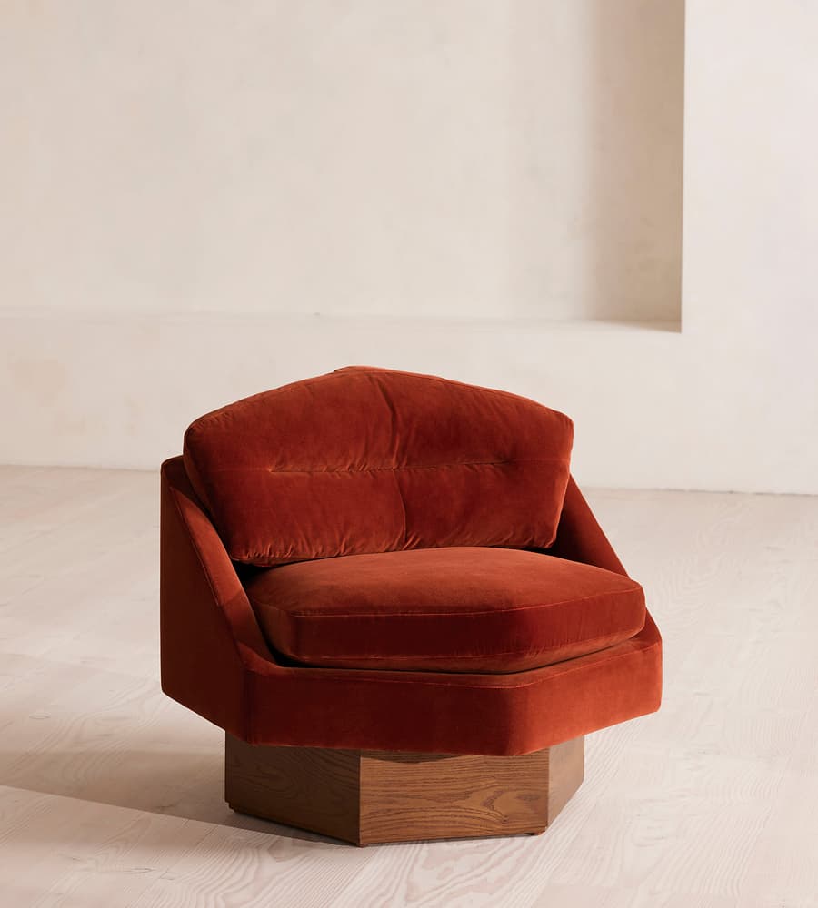 özel üretim koltuk, özel ölçü mobilya, sipariş mobilya, ısmarlama koltuk, bordo kadife koltuk, altıgen form koltuk, minimal tasarım koltuk, modern chic koltuk, lüks oturma koltuğu, retro velvet koltuk, el işçiliği kadife koltuk, salon için club koltuk, Soho Home koltuk, Soho House interior, Urban Outfitters home tarzı koltuk, Anthropologie home mobilya, Zara Home koltuk, geometrik tasarım koltuk, statement furniture