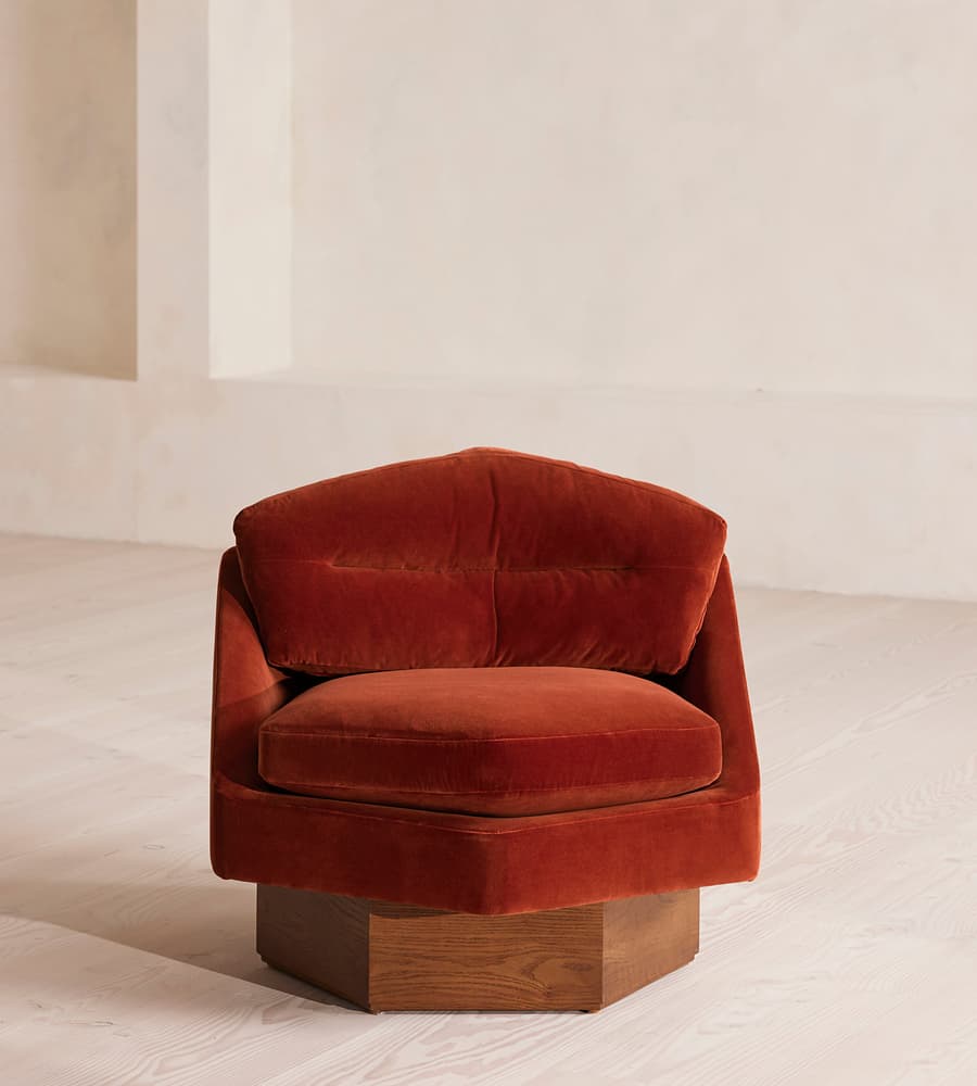 özel üretim koltuk, özel ölçü mobilya, sipariş mobilya, ısmarlama koltuk, bordo kadife koltuk, altıgen form koltuk, minimal tasarım koltuk, modern chic koltuk, lüks oturma koltuğu, retro velvet koltuk, el işçiliği kadife koltuk, salon için club koltuk, Soho Home koltuk, Soho House interior, Urban Outfitters home tarzı koltuk, Anthropologie home mobilya, Zara Home koltuk, geometrik tasarım koltuk, statement furniture