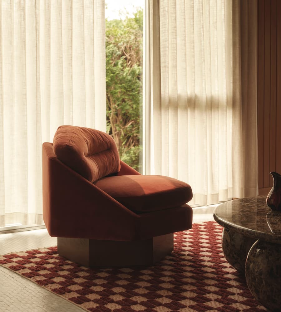 özel üretim koltuk, özel ölçü mobilya, sipariş mobilya, ısmarlama koltuk, bordo kadife koltuk, altıgen form koltuk, minimal tasarım koltuk, modern chic koltuk, lüks oturma koltuğu, retro velvet koltuk, el işçiliği kadife koltuk, salon için club koltuk, Soho Home koltuk, Soho House interior, Urban Outfitters home tarzı koltuk, Anthropologie home mobilya, Zara Home koltuk, geometrik tasarım koltuk, statement furniture
