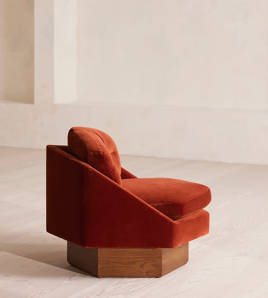 özel üretim koltuk, özel ölçü mobilya, sipariş mobilya, ısmarlama koltuk, bordo kadife koltuk, altıgen form koltuk, minimal tasarım koltuk, modern chic koltuk, lüks oturma koltuğu, retro velvet koltuk, el işçiliği kadife koltuk, salon için club koltuk, Soho Home koltuk, Soho House interior, Urban Outfitters home tarzı koltuk, Anthropologie home mobilya, Zara Home koltuk, geometrik tasarım koltuk, statement furniture