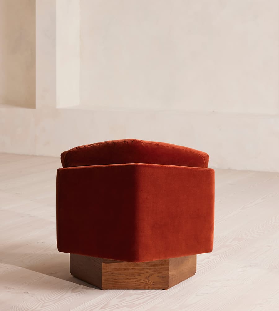 özel üretim koltuk, özel ölçü mobilya, sipariş mobilya, ısmarlama koltuk, bordo kadife koltuk, altıgen form koltuk, minimal tasarım koltuk, modern chic koltuk, lüks oturma koltuğu, retro velvet koltuk, el işçiliği kadife koltuk, salon için club koltuk, Soho Home koltuk, Soho House interior, Urban Outfitters home tarzı koltuk, Anthropologie home mobilya, Zara Home koltuk, geometrik tasarım koltuk, statement furniture
