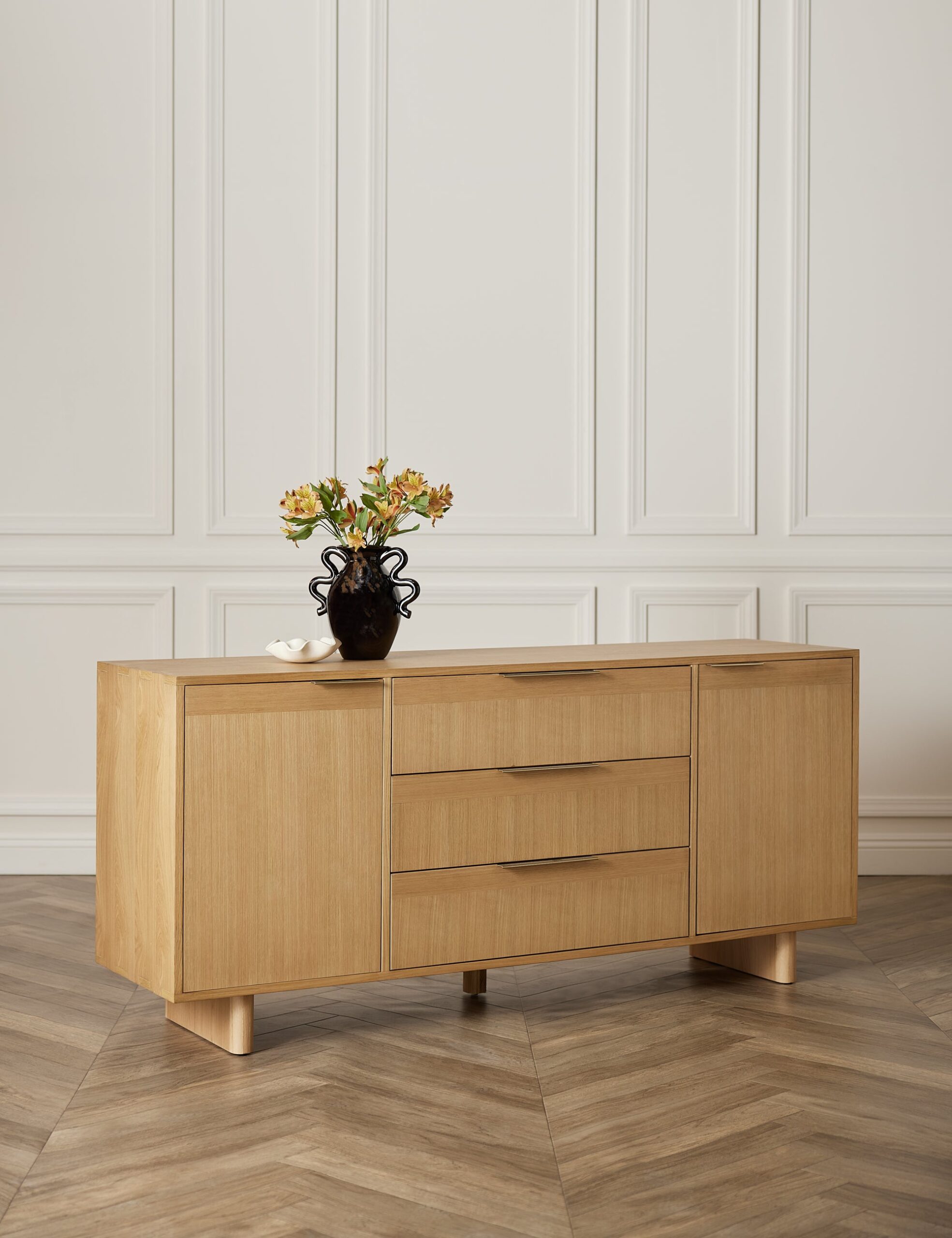 talent design, fenora büfe, meşe büfe, masif büfe, kapaklı büfe, çekmeceli büfe, minimal tasarım büfe, modern ahşap büfe, rustik büfe, country tarz büfe, coastal tarz büfe, yemek odası büfesi, şık depolama ünitesi, doğal ahşap büfe, el yapımı büfe, lüks tasarım büfe, modern rustik büfe, Lulu and Georgia tarzı büfe, Anthropologie tarzı büfe, Soho Home tarzı büfe, otel lobisi büfesi, butik otel mobilyası, iç mekan depolama çözümü, meşe masif mobilya, yüksek kaliteli büfe