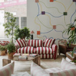 özel üretim kanepe, özel ölçü mobilya, sipariş mobilya, ısmarlama kanepe, kalın çizgili kanepe, coastal chic kanepe, bohem chic kanepe, retro çizgili kanepe, lüks salon kanepe, modern tasarım kanepe, el işçiliği döşeme kanepe, Soho Home kanepe, Soho House interior, Urban Outfitters home tarzı kanepe, Anthropologie home mobilya, Zara Home kanepe, çizgili linen kanepe, contemporary striped sofa