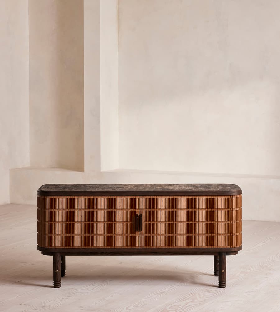 özel üretim büfe, özel ölçü mobilya, sipariş mobilya, ısmarlama büfe, masif meşe büfe dolap, yivli kapaklı büfe, mermer tablalı büfe, coastal chic büfe dolap, modern tasarım büfe, minimal mobilya, lüks salon mobilyası, el işçiliği büfe, retro büfe dolap, Soho Home büfe, Soho House interior, Urban Outfitters home tarzı büfe, Anthropologie home mobilya, Zara Home büfe, yuvarlak köşeli büfe, rattan esintili büfe mobilya