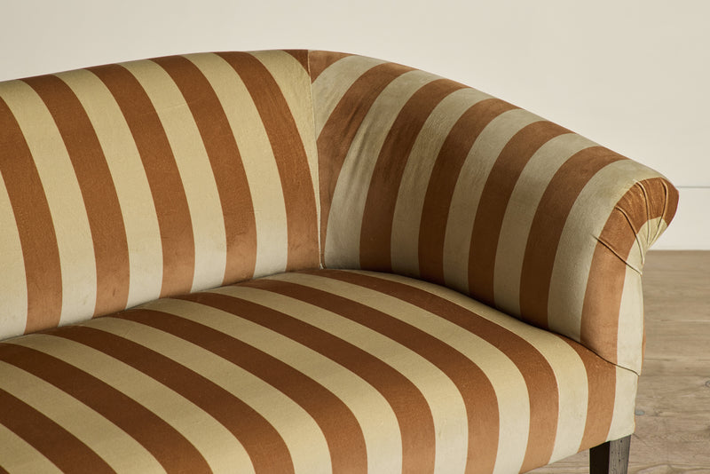özel üretim kanepe, özel ölçü mobilya, sipariş mobilya, ısmarlama kanepe, bohem chic kanepe, coastal tarz kanepe, çizgili döşeme kanepe, retro chic kanepe, lüks salon kanepe, modern klasik kanepe, el işçiliği kadife kanepe, vintage kanepe tasarımı, Soho Home kanepe, Soho House interior, Urban Outfitters home tarzı kanepe, Anthropologie home mobilya, Zara Home kanepe, çizgili velvet kanepe, İngiliz tarzı salon kanepe