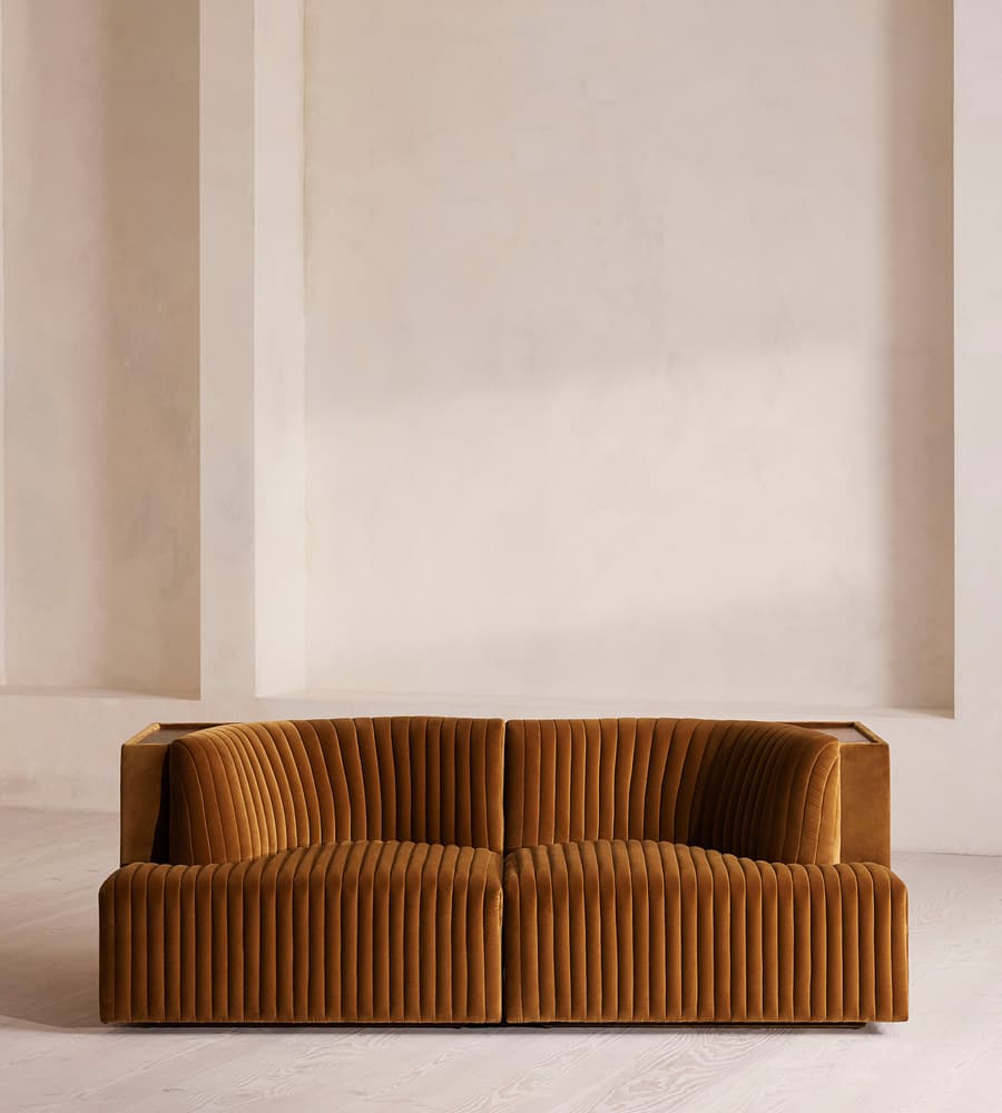 özel üretim kanepe, özel ölçü mobilya, sipariş mobilya, ısmarlama kanepe, modüler loca kanepe, restoran loca koltuğu, bar loca koltuğu, kafe kanepe, modern velvet kanepe, çizgili dikişli kanepe, minimal tasarım kanepe, lüks oturma grubu, Soho Home kanepe, Soho House interior, Urban Outfitters home tarzı kanepe, Anthropologie home mobilya, Zara Home kanepe, retro velvet kanepe, mimari mekân tasarım kanepe