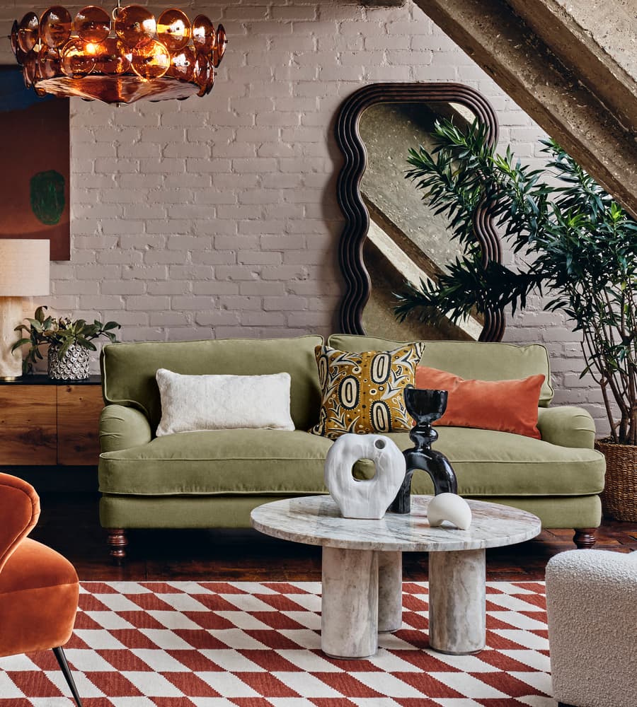 özel üretim kanepe, özel ölçü mobilya, sipariş mobilya, ısmarlama kanepe, bohem tasarım kanepe, İngiliz tarzı kanepe, kadife kaplama kanepe, leke tutmaz kumaş kanepe, retro klasik kanepe, minimal chic kanepe, lüks oturma grubu, el işçiliği kadife kanepe, salon için konforlu kanepe, Soho Home kanepe, Soho House interior, Urban Outfitters home tarzı kanepe, Anthropologie home mobilya, Zara Home kanepe, soft green velvet sofa, timeless design kanepe