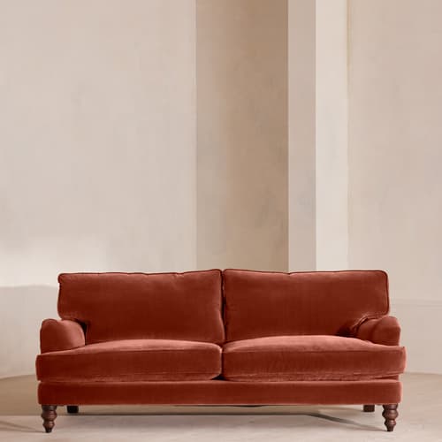 özel üretim kanepe, özel ölçü mobilya, sipariş mobilya, ısmarlama kanepe, bohem tasarım kanepe, İngiliz tarzı kanepe, kadife kaplama kanepe, leke tutmaz kumaş kanepe, retro klasik kanepe, minimal chic kanepe, lüks oturma grubu, el işçiliği kadife kanepe, salon için konforlu kanepe, Soho Home kanepe, Soho House interior, Urban Outfitters home tarzı kanepe, Anthropologie home mobilya, Zara Home kanepe, soft green velvet sofa, timeless design kanepe