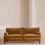 özel üretim kanepe, özel ölçü mobilya, sipariş mobilya, ısmarlama kanepe, bohem tasarım kanepe, İngiliz tarzı kanepe, kadife kaplama kanepe, leke tutmaz kumaş kanepe, retro klasik kanepe, minimal chic kanepe, lüks oturma grubu, el işçiliği kadife kanepe, salon için konforlu kanepe, Soho Home kanepe, Soho House interior, Urban Outfitters home tarzı kanepe, Anthropologie home mobilya, Zara Home kanepe, soft green velvet sofa, timeless design kanepe