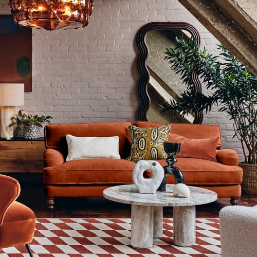 özel üretim kanepe, özel ölçü mobilya, sipariş mobilya, ısmarlama kanepe, bohem tasarım kanepe, İngiliz tarzı kanepe, kadife kaplama kanepe, leke tutmaz kumaş kanepe, retro klasik kanepe, minimal chic kanepe, lüks oturma grubu, el işçiliği kadife kanepe, salon için konforlu kanepe, Soho Home kanepe, Soho House interior, Urban Outfitters home tarzı kanepe, Anthropologie home mobilya, Zara Home kanepe, soft green velvet sofa, timeless design kanepe