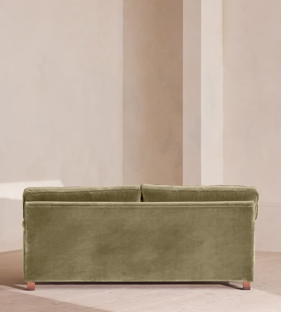 özel üretim kanepe, özel ölçü mobilya, sipariş mobilya, ısmarlama kanepe, bohem tasarım kanepe, İngiliz tarzı kanepe, kadife kaplama kanepe, leke tutmaz kumaş kanepe, retro klasik kanepe, minimal chic kanepe, lüks oturma grubu, el işçiliği kadife kanepe, salon için konforlu kanepe, Soho Home kanepe, Soho House interior, Urban Outfitters home tarzı kanepe, Anthropologie home mobilya, Zara Home kanepe, soft green velvet sofa, timeless design kanepe