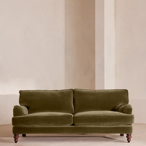 özel üretim kanepe, özel ölçü mobilya, sipariş mobilya, ısmarlama kanepe, bohem tasarım kanepe, İngiliz tarzı kanepe, kadife kaplama kanepe, leke tutmaz kumaş kanepe, retro klasik kanepe, minimal chic kanepe, lüks oturma grubu, el işçiliği kadife kanepe, salon için konforlu kanepe, Soho Home kanepe, Soho House interior, Urban Outfitters home tarzı kanepe, Anthropologie home mobilya, Zara Home kanepe, soft green velvet sofa, timeless design kanepe