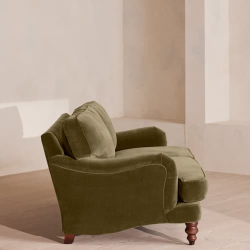 özel üretim kanepe, özel ölçü mobilya, sipariş mobilya, ısmarlama kanepe, bohem tasarım kanepe, İngiliz tarzı kanepe, kadife kaplama kanepe, leke tutmaz kumaş kanepe, retro klasik kanepe, minimal chic kanepe, lüks oturma grubu, el işçiliği kadife kanepe, salon için konforlu kanepe, Soho Home kanepe, Soho House interior, Urban Outfitters home tarzı kanepe, Anthropologie home mobilya, Zara Home kanepe, soft green velvet sofa, timeless design kanepe