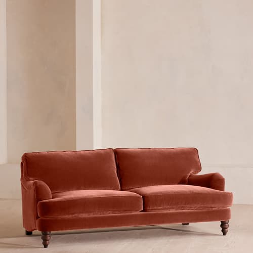 özel üretim kanepe, özel ölçü mobilya, sipariş mobilya, ısmarlama kanepe, bohem tasarım kanepe, İngiliz tarzı kanepe, kadife kaplama kanepe, leke tutmaz kumaş kanepe, retro klasik kanepe, minimal chic kanepe, lüks oturma grubu, el işçiliği kadife kanepe, salon için konforlu kanepe, Soho Home kanepe, Soho House interior, Urban Outfitters home tarzı kanepe, Anthropologie home mobilya, Zara Home kanepe, soft green velvet sofa, timeless design kanepe