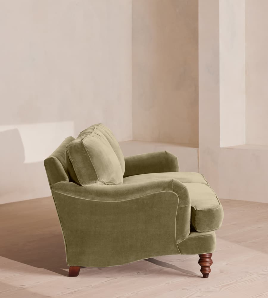 özel üretim kanepe, özel ölçü mobilya, sipariş mobilya, ısmarlama kanepe, bohem tasarım kanepe, İngiliz tarzı kanepe, kadife kaplama kanepe, leke tutmaz kumaş kanepe, retro klasik kanepe, minimal chic kanepe, lüks oturma grubu, el işçiliği kadife kanepe, salon için konforlu kanepe, Soho Home kanepe, Soho House interior, Urban Outfitters home tarzı kanepe, Anthropologie home mobilya, Zara Home kanepe, soft green velvet sofa, timeless design kanepe