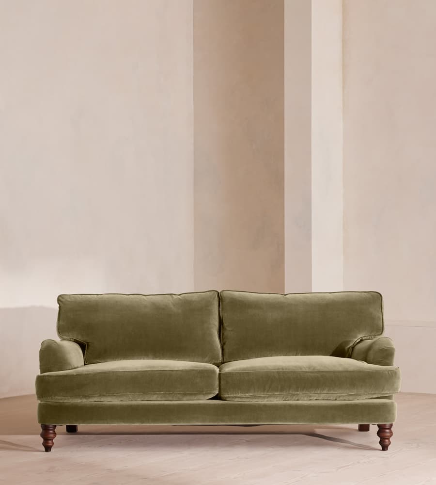 özel üretim kanepe, özel ölçü mobilya, sipariş mobilya, ısmarlama kanepe, bohem tasarım kanepe, İngiliz tarzı kanepe, kadife kaplama kanepe, leke tutmaz kumaş kanepe, retro klasik kanepe, minimal chic kanepe, lüks oturma grubu, el işçiliği kadife kanepe, salon için konforlu kanepe, Soho Home kanepe, Soho House interior, Urban Outfitters home tarzı kanepe, Anthropologie home mobilya, Zara Home kanepe, soft green velvet sofa, timeless design kanepe