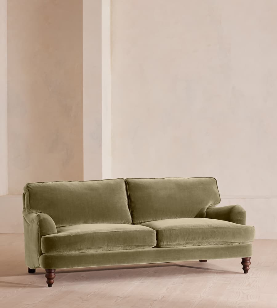özel üretim kanepe, özel ölçü mobilya, sipariş mobilya, ısmarlama kanepe, bohem tasarım kanepe, İngiliz tarzı kanepe, kadife kaplama kanepe, leke tutmaz kumaş kanepe, retro klasik kanepe, minimal chic kanepe, lüks oturma grubu, el işçiliği kadife kanepe, salon için konforlu kanepe, Soho Home kanepe, Soho House interior, Urban Outfitters home tarzı kanepe, Anthropologie home mobilya, Zara Home kanepe, soft green velvet sofa, timeless design kanepe