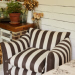 özel üretim koltuk, özel ölçü mobilya, sipariş mobilya, ısmarlama koltuk, kalın çizgili koltuk, yastık minderli koltuk, coastal chic koltuk, bohem chic koltuk, retro çizgili koltuk, lüks salon koltuğu, modern tasarım koltuk, el işçiliği döşeme koltuk, Urban Outfitters tarzı genç ve dinamik koltuk, Anthropologie Home’un sanatsal dokunuşlarını yansıtan tasarım, Zara Home estetiği ile uyumlu modern koltuk
