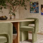 özel ölçü mobilya, sipariş mobilya, ısmarlama koltuk, modern sandalye koltuk, kadife kaplı sandalye, minimal tasarım koltuk, lüks oturma mobilyası, el işçiliği döşeme koltuk, retro modern sandalye, Soho Home koltuk, Soho House interior, Urban Outfitters home tarzı koltuk, Anthropologie home mobilya, Zara Home sandalye, soft green kadife koltuk, contemporary design chair