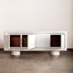 Arel Dolap, modern dolap, heykelsi tasarım mobilya, özel üretim dolap, minimalist depolama ünitesi, avangart mobilya, silindirik ayaklı dolap, sustainable furniture, custom made cabinet, contemporary furniture Istanbul, coastal home mobilya, Urla Bodrum Çeşme yazlık ev mobilyası