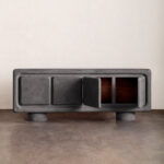 Arel Dolap, modern dolap, heykelsi tasarım mobilya, özel üretim dolap, minimalist depolama ünitesi, avangart mobilya, silindirik ayaklı dolap, sustainable furniture, custom made cabinet, contemporary furniture Istanbul, coastal home mobilya, Urla Bodrum Çeşme yazlık ev mobilyası