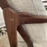 Narel Koltuk, modern koltuk tasarımı, ceviz ahşap koltuk, özel üretim koltuk, lüks berjer, minimalist koltuk, deri detaylı koltuk, sustainable furniture, custom made armchair, contemporary furniture Istanbul, coastal home mobilya, Urla Bodrum Çeşme yazlık ev mobilyası