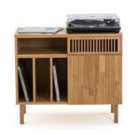 Ravel Pikap ve Plak Dolabı, pikap dolabı, plak koleksiyon mobilyası, masif ahşap plak dolabı, modern pikap ünitesi, özel üretim plak dolabı, yiv detaylı dolap, sustainable furniture, custom made cabinet, contemporary furniture Istanbul, minimal plak dolabı, Urla Bodrum Çeşme coastal home mobilya