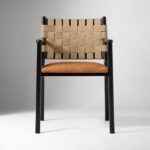 dokuma sırtlı sandalye, masif ahşap sandalye, modern yemek sandalyesi, minimal sandalye tasarımı, doğal cila mobilya, zamansız sandalye modeli, Maison Française dekorasyon dili, coastal ev mobilyası, Talent Design sandalye, kişiye özel üretim sandalye