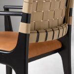 dokuma sırtlı sandalye, masif ahşap sandalye, modern yemek sandalyesi, minimal sandalye tasarımı, doğal cila mobilya, zamansız sandalye modeli, Maison Française dekorasyon dili, coastal ev mobilyası, Talent Design sandalye, kişiye özel üretim sandalye