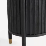 Rivona Komodin, fluting detaylı komodin, siyah komodin, masif ahşap komodin, özel üretim komodin, zamansız mobilya, sessiz zenginlik, offline lüks, sustainable furniture, custom made nightstand, contemporary furniture Istanbul, Ege evi mobilyası, Yunan adaları tarzı mobilya, Urla Bodrum Çeşme yazlık ev mobilyası