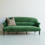 Verona Kanepe, yeşil kadife kanepe, modern klasik kanepe, özel üretim kanepe, lüks oturma grubu, retro-modern kanepe, kavisli sırtlı kanepe, sustainable furniture, custom made sofa, contemporary furniture Istanbul, doğal ahşap ayaklı kanepe, coastal home mobilya, Urla Bodrum Çeşme yazlık ev mobilyası