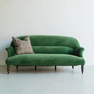 Verona Kanepe, yeşil kadife kanepe, modern klasik kanepe, özel üretim kanepe, lüks oturma grubu, retro-modern kanepe, kavisli sırtlı kanepe, sustainable furniture, custom made sofa, contemporary furniture Istanbul, doğal ahşap ayaklı kanepe, coastal home mobilya, Urla Bodrum Çeşme yazlık ev mobilyası