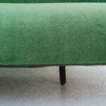 Verona Kanepe, yeşil kadife kanepe, modern klasik kanepe, özel üretim kanepe, lüks oturma grubu, retro-modern kanepe, kavisli sırtlı kanepe, sustainable furniture, custom made sofa, contemporary furniture Istanbul, doğal ahşap ayaklı kanepe, coastal home mobilya, Urla Bodrum Çeşme yazlık ev mobilyası