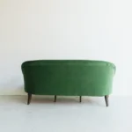 Verona Kanepe, yeşil kadife kanepe, modern klasik kanepe, özel üretim kanepe, lüks oturma grubu, retro-modern kanepe, kavisli sırtlı kanepe, sustainable furniture, custom made sofa, contemporary furniture Istanbul, doğal ahşap ayaklı kanepe, coastal home mobilya, Urla Bodrum Çeşme yazlık ev mobilyası