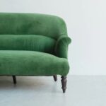 Verona Kanepe, yeşil kadife kanepe, modern klasik kanepe, özel üretim kanepe, lüks oturma grubu, retro-modern kanepe, kavisli sırtlı kanepe, sustainable furniture, custom made sofa, contemporary furniture Istanbul, doğal ahşap ayaklı kanepe, coastal home mobilya, Urla Bodrum Çeşme yazlık ev mobilyası