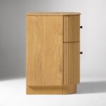 zamansız mobilya, minimal tasarım, doğal meşe komodin, modern yivli yüzey, Maison Francaise stil, sade estetik, kişiselleştirilmiş tasarım, özgün detaylı mobilya, yaşam alanı estetiği, dekoratif ahşap komodin