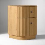 zamansız mobilya, minimal tasarım, doğal meşe komodin, modern yivli yüzey, Maison Francaise stil, sade estetik, kişiselleştirilmiş tasarım, özgün detaylı mobilya, yaşam alanı estetiği, dekoratif ahşap komodin