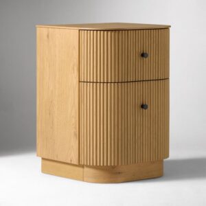 zamansız mobilya, minimal tasarım, doğal meşe komodin, modern yivli yüzey, Maison Francaise stil, sade estetik, kişiselleştirilmiş tasarım, özgün detaylı mobilya, yaşam alanı estetiği, dekoratif ahşap komodin