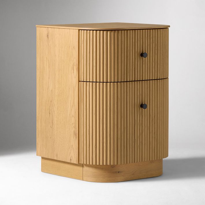 zamansız mobilya, minimal tasarım, doğal meşe komodin, modern yivli yüzey, Maison Francaise stil, sade estetik, kişiselleştirilmiş tasarım, özgün detaylı mobilya, yaşam alanı estetiği, dekoratif ahşap komodin
