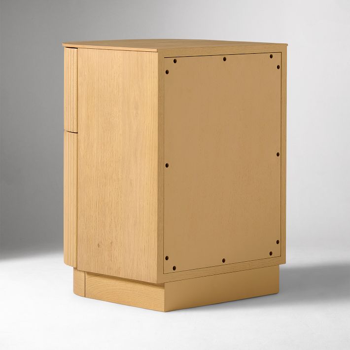 zamansız mobilya, minimal tasarım, doğal meşe komodin, modern yivli yüzey, Maison Francaise stil, sade estetik, kişiselleştirilmiş tasarım, özgün detaylı mobilya, yaşam alanı estetiği, dekoratif ahşap komodin