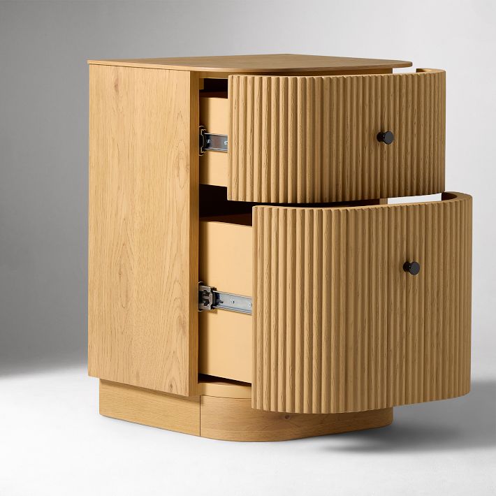 zamansız mobilya, minimal tasarım, doğal meşe komodin, modern yivli yüzey, Maison Francaise stil, sade estetik, kişiselleştirilmiş tasarım, özgün detaylı mobilya, yaşam alanı estetiği, dekoratif ahşap komodin