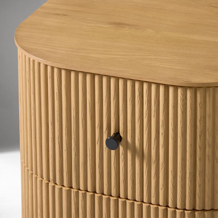 zamansız mobilya, minimal tasarım, doğal meşe komodin, modern yivli yüzey, Maison Francaise stil, sade estetik, kişiselleştirilmiş tasarım, özgün detaylı mobilya, yaşam alanı estetiği, dekoratif ahşap komodin